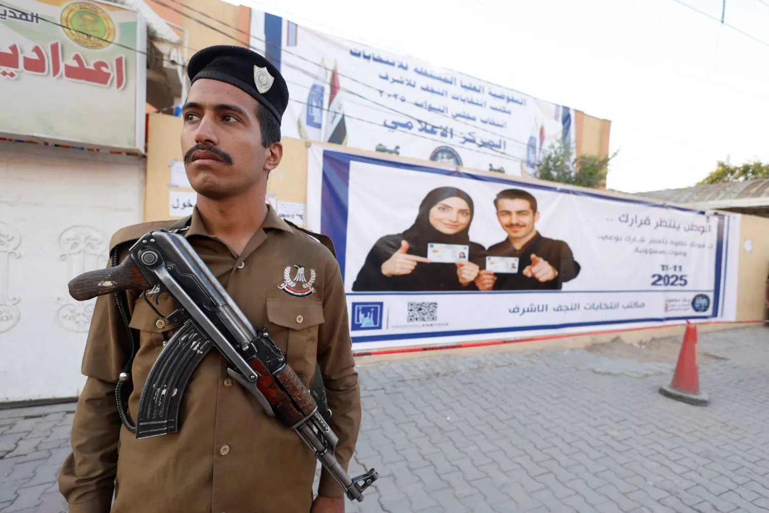 جندي عراقي يقوم بتأمين مركز اقتراع في النجف (رويترز)