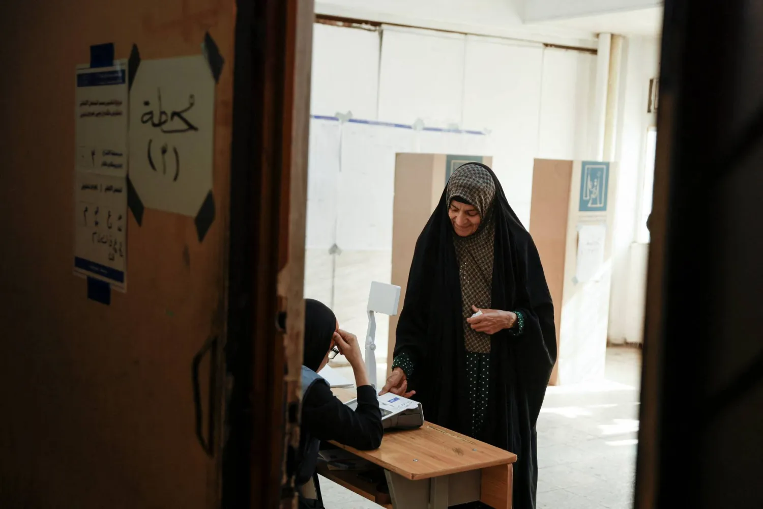 عراقية تصوت في مركز اقتراع ببغداد خلال الانتخابات البرلمانية (رويترز)