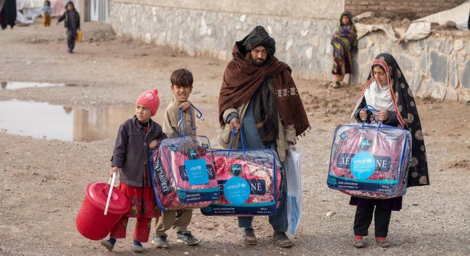 تعمل «اليونيسف» على توزيع حزمات من مساعدات الشتاء للعائلات الضعيفة في أفغانستان (أرشيفية - يونيسف)
