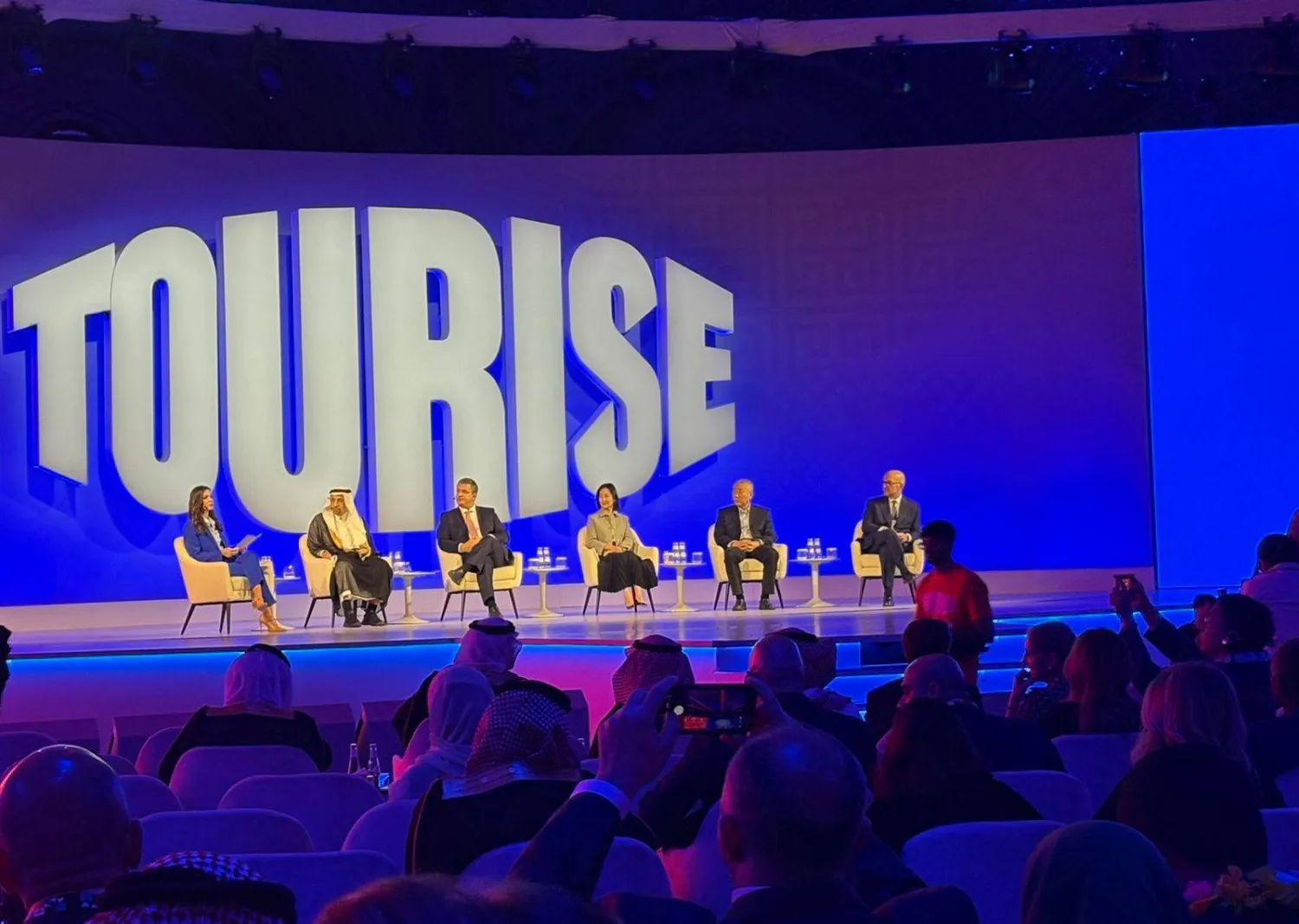 الفالح يتحدث في إحدى جلسات مؤتمر «تورايز» (الشرق الأوسط)