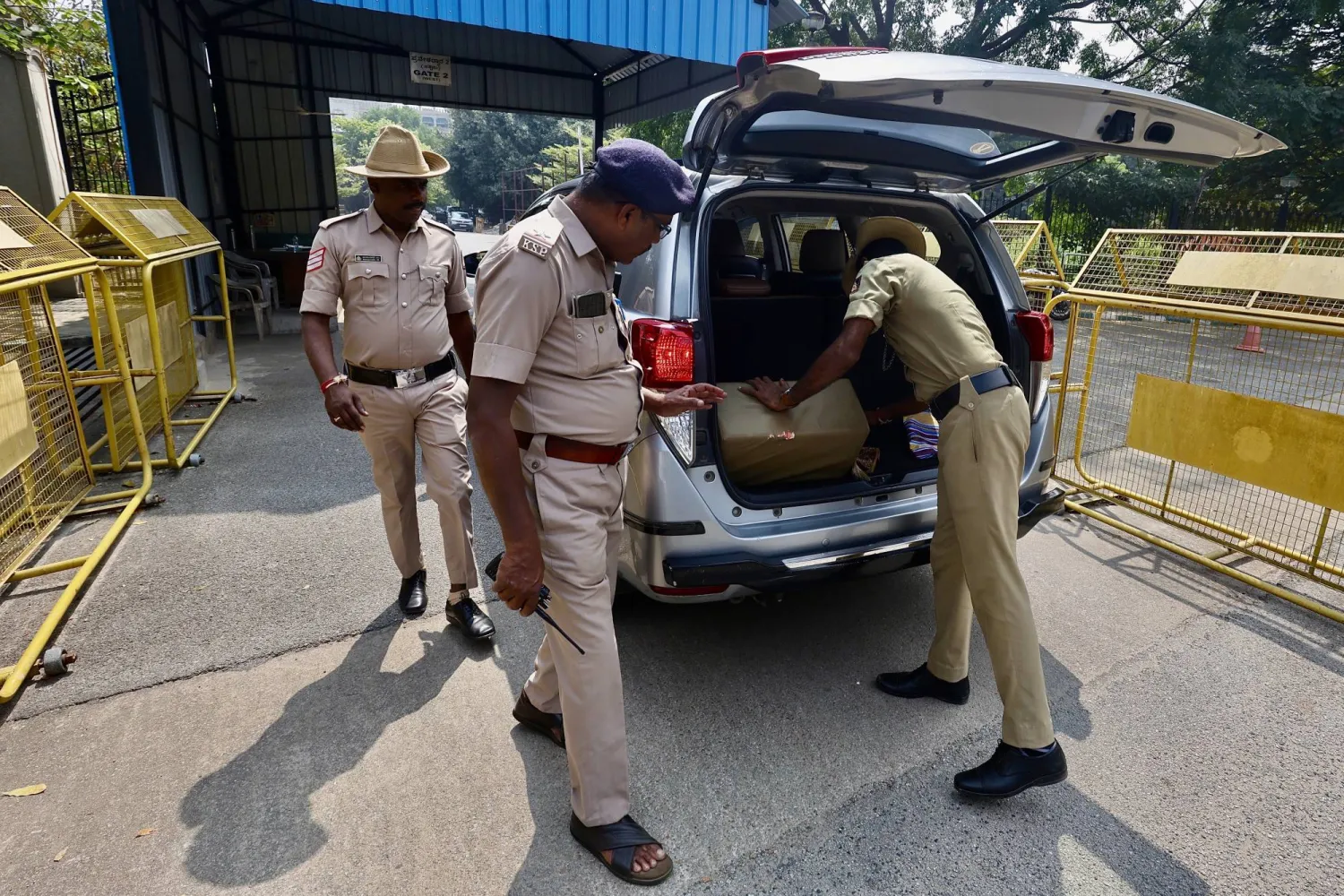 عناصر من الشرطة الهندية يتفقدون صندوق سيارة وسط إجراءات أمنية مشددة خارج مبنى فيدهانا سودها مقر المجلس التشريعي لولاية كارناتاكا في بنغالور (إ.ب.أ)