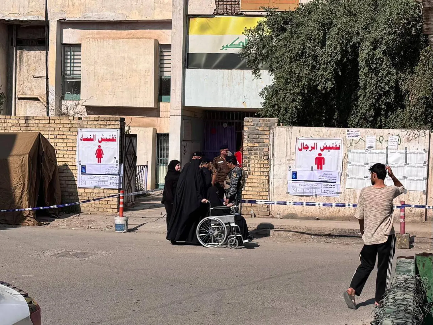 ناخبون عراقيون أمام مركز اقتراع في حي الشعلة غرب بغداد (الشرق الأوسط)