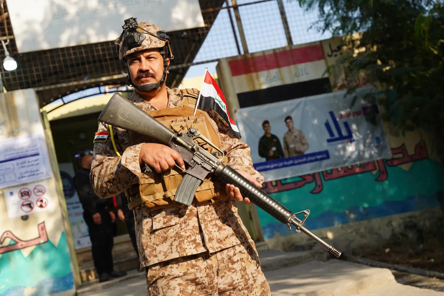 یکی از نیروهای امنیتی عراق در روز رأی‌گیری ویژه انتخابات پارلمانی، یک مرکز رأی‌گیری را تأمین امنیت می‌کند (DPA)