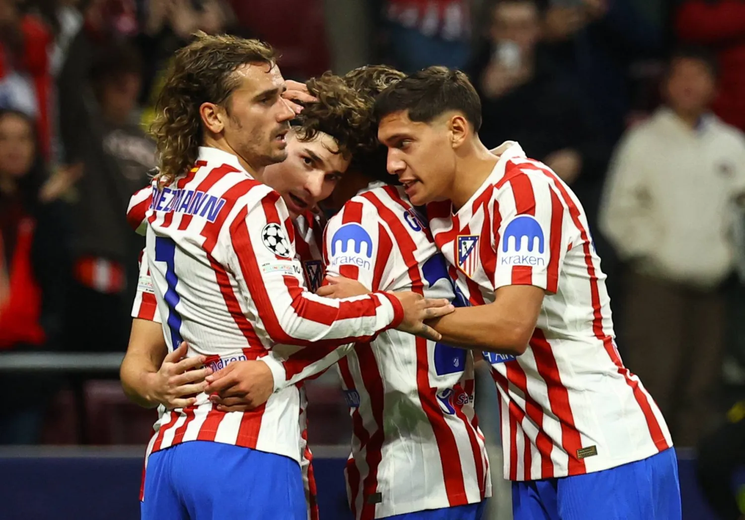 جوليان ألفاريز يحتفل بتسجيل الهدف الأول مع أنطوان غريزمان وناويل مولينا وجوليانو سيميوني (رويترز)