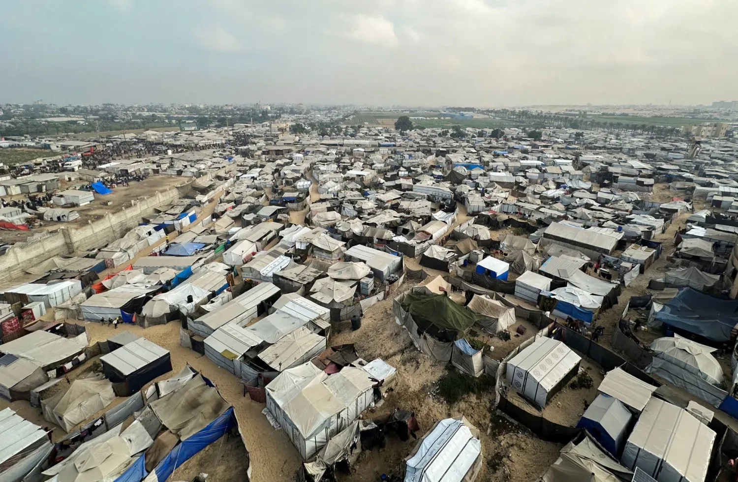 Gazze Şeridi'nin güneyindeki Han Yunus'un Mevasi bölgesinde ateşkes sırasında Filistinliler için kurulan çadırlar (Reuters)