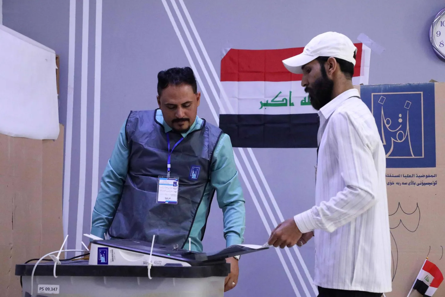 ناخب عراقي يدلي بصوته في مركز اقتراع بالناصرية، محافظة ذي قار جنوب العراق(أ.ف.ب)