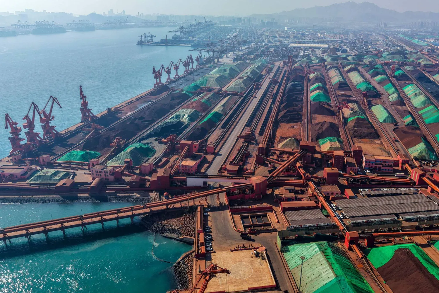 مخازن لخام الحديد في ميناء قينغداو شرق الصين (أ.ف.ب)