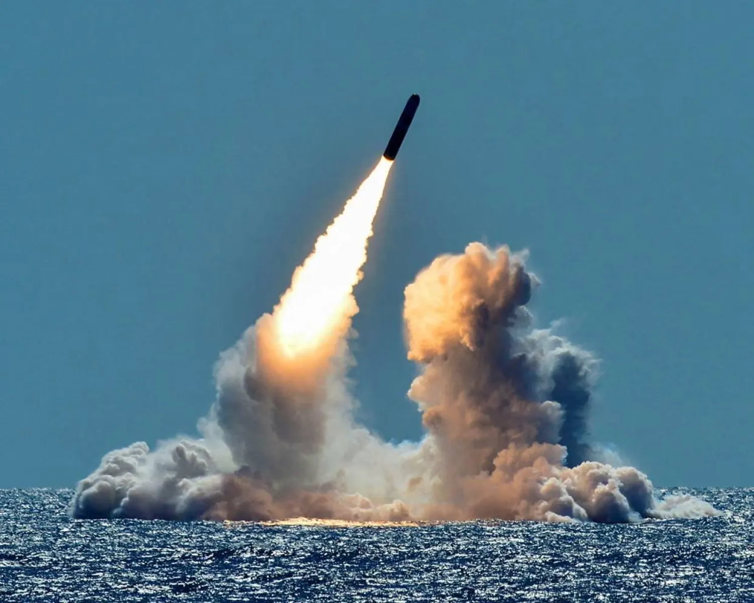 صاروخ ترايدنت (2 دي 5) القادر على حمل رأس نووي يتم إطلاقه تجريبياً من غواصة صواريخ باليستية أميركية في عام 2018 (أرشيفية - رويترز)