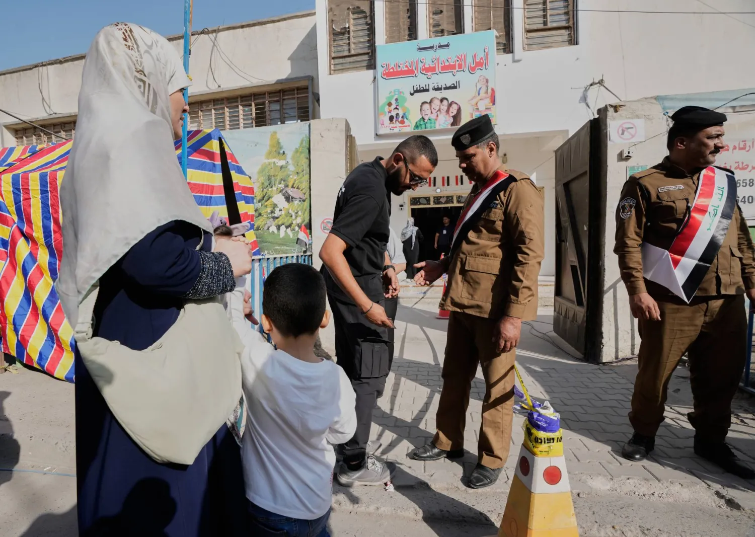 رجال الأمن العراقي أمام مركز اقتراع في الانتخابات البرلمانية في بغداد(أ.ب)
