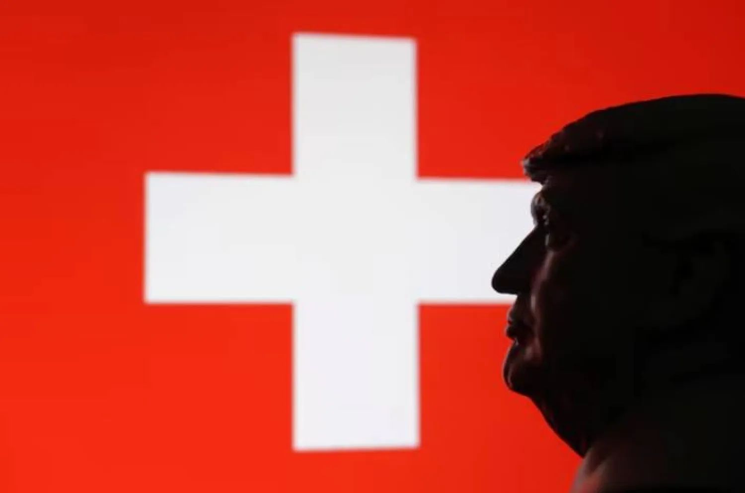 نموذج مصغر مطبوع ثلاثي الأبعاد للرئيس الأميركي دونالد ترمب وعلم سويسرا في هذه الصورة التوضيحية (رويترز)