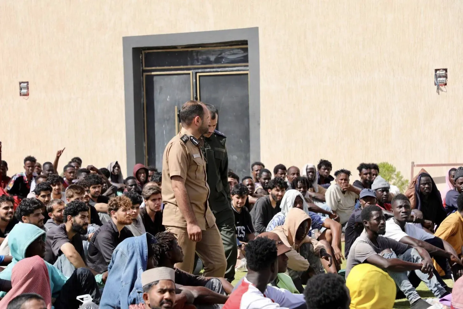 مئات من المهاجرين المحتجزين بمركز «بئر الغنم» في غرب ليبيا سبتمبر الماضي (جهاز مكافحة الهجرة)
