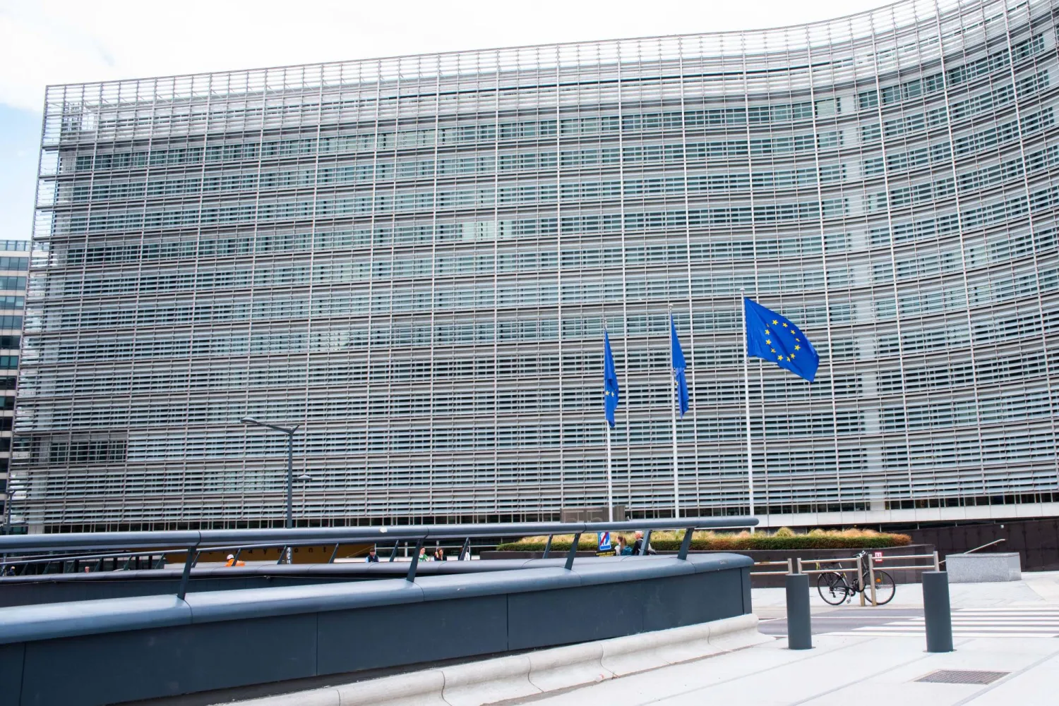 أعلام الاتحاد الأوروبي أمام مبنى بيرلايمونت في بروكسل، مقر المفوضية الأوروبية (د.ب.أ)