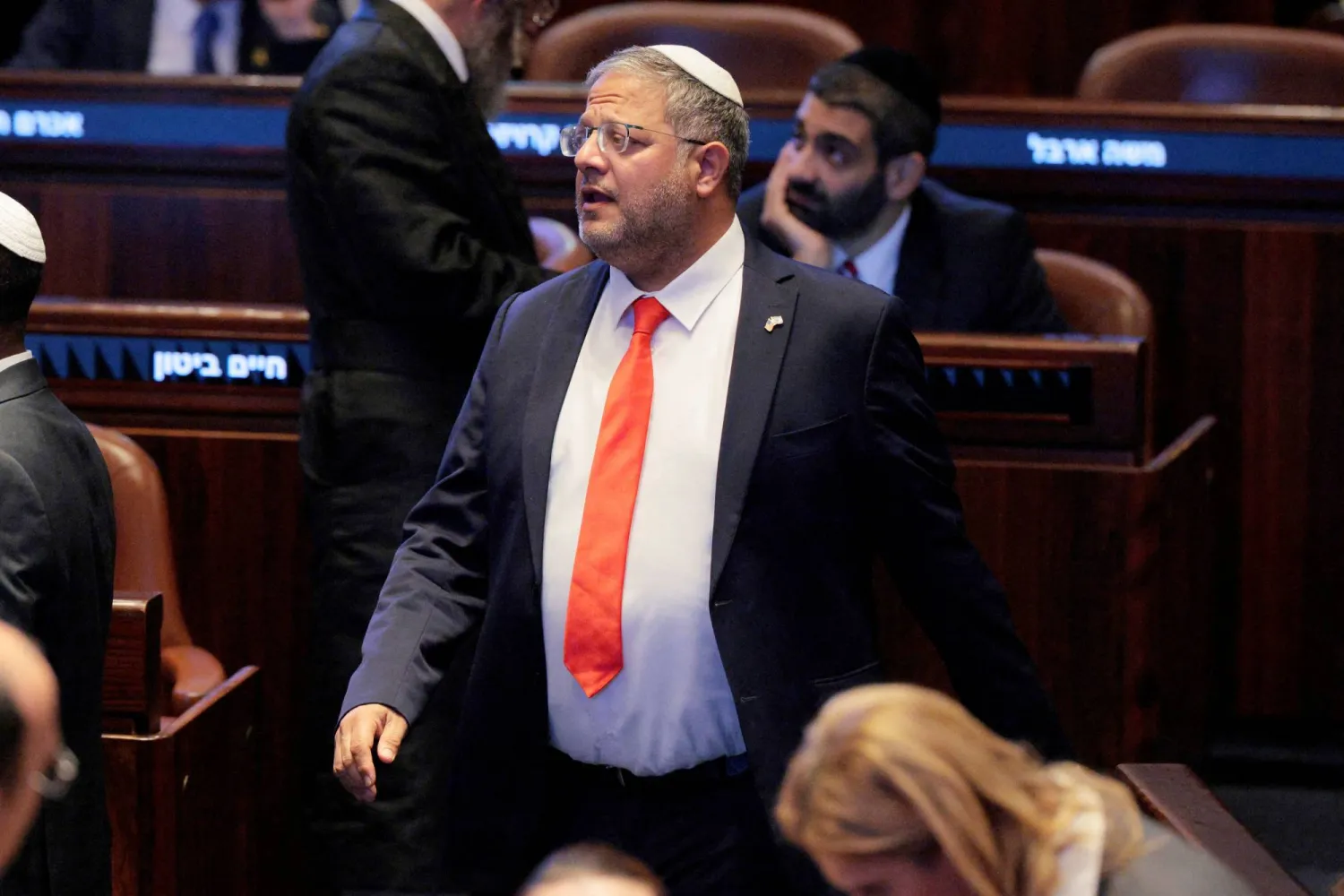 أرشيفية لوزير الأمن القومي المتطرف إيتمار بن جفير يتجول داخل الكنيست (رويترز)