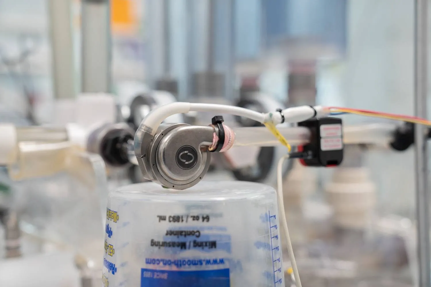 الفريق طور مختبراً لمحاكاة الظروف القلبية الحقيقية باستخدام أنابيب وصمامات ومضخات (جامعة موناش)