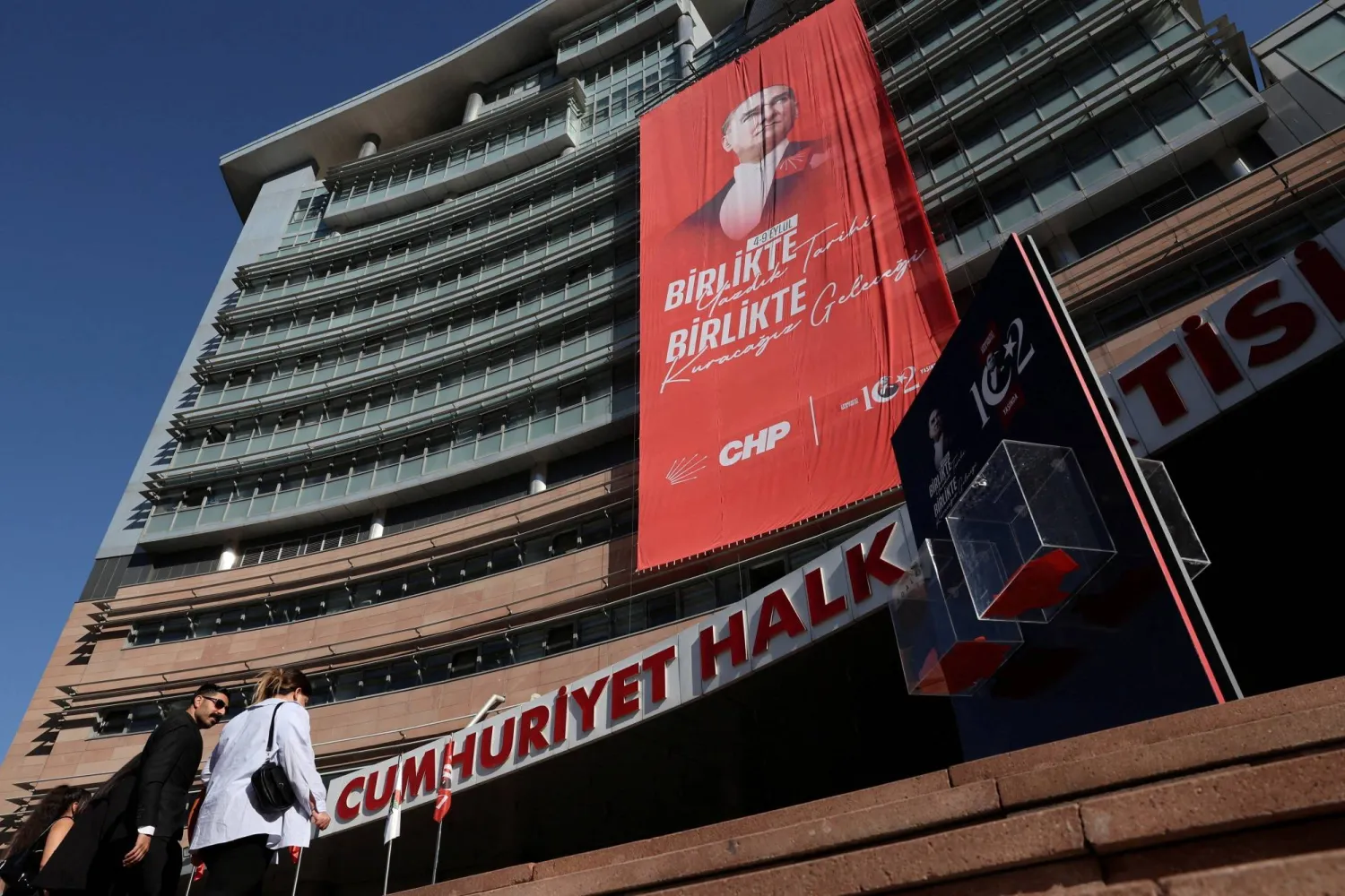 مقر حزب «الشعب الجمهوري» (رويترز)