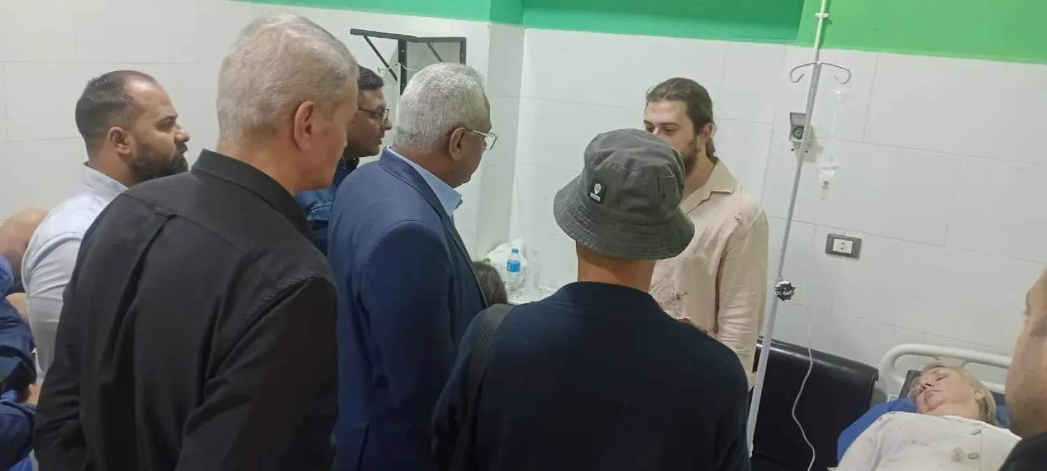 مسؤولون يتفقدون حالة المصابين في حادث تصادم بمدينة رأس غارب (محافظة البحر الأحمر)