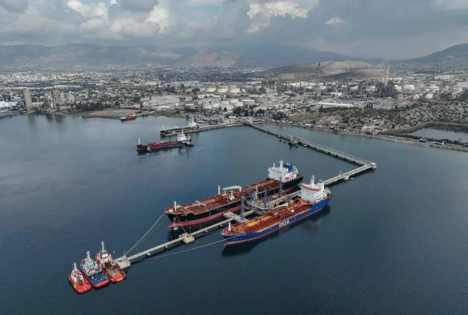 سفن راسية بجوار مصافي شركة «هيلينيك بتروليوم» بالقرب من أثينا في اليونان (رويترز)