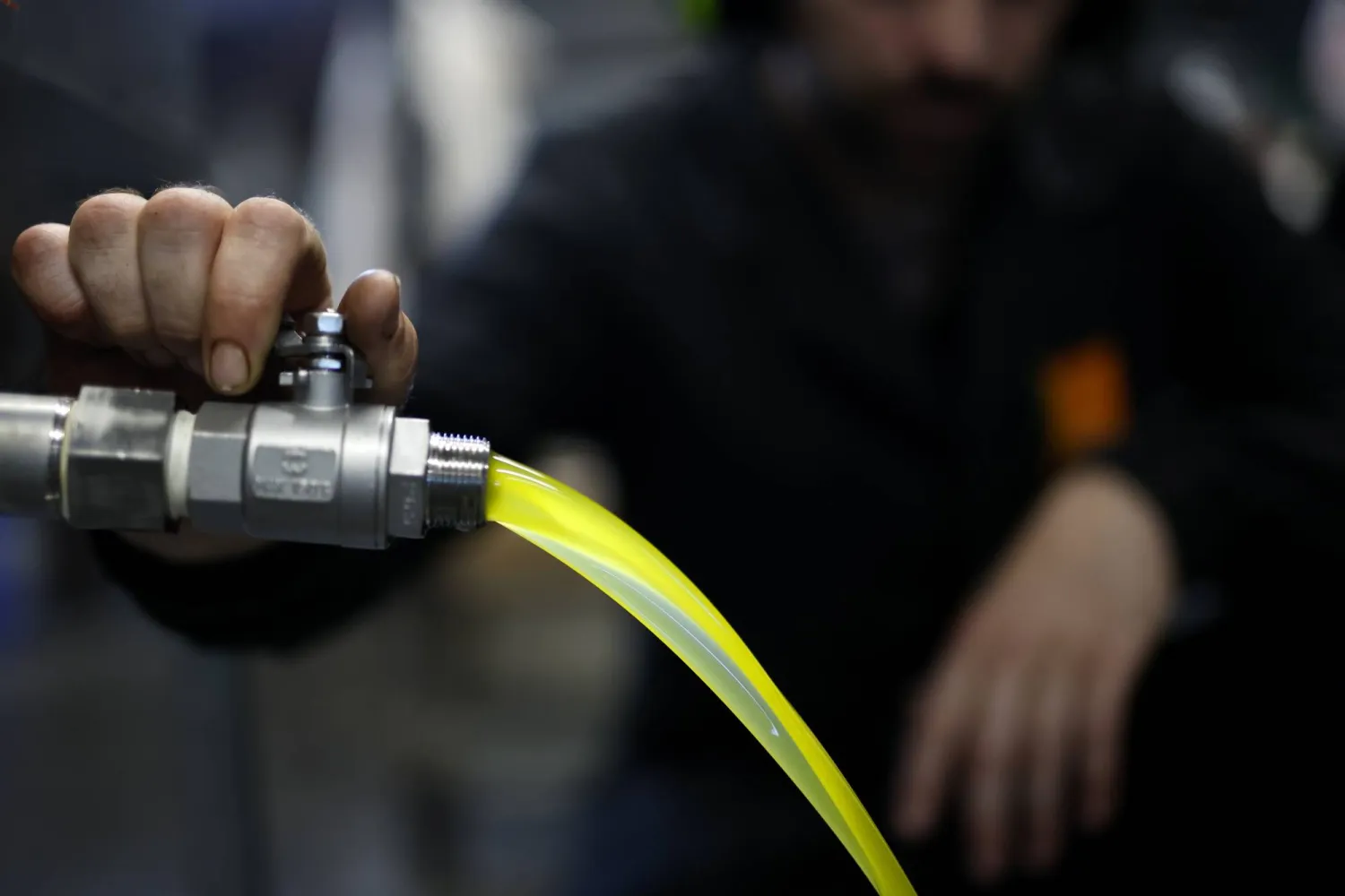 شخص يعمل في مصنع لزيت الزيتون بجنوب فرنسا (إ.ب.أ)