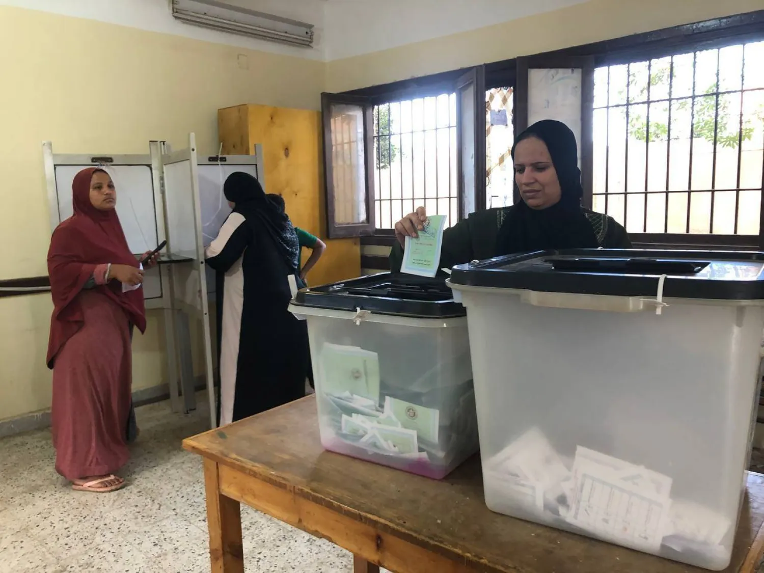 سيدة مصرية تدلي بصوتها في اليوم الثاني من المرحلة الأولى لانتخابات مجلس النواب المصري (المجلس القومي للمرأة)