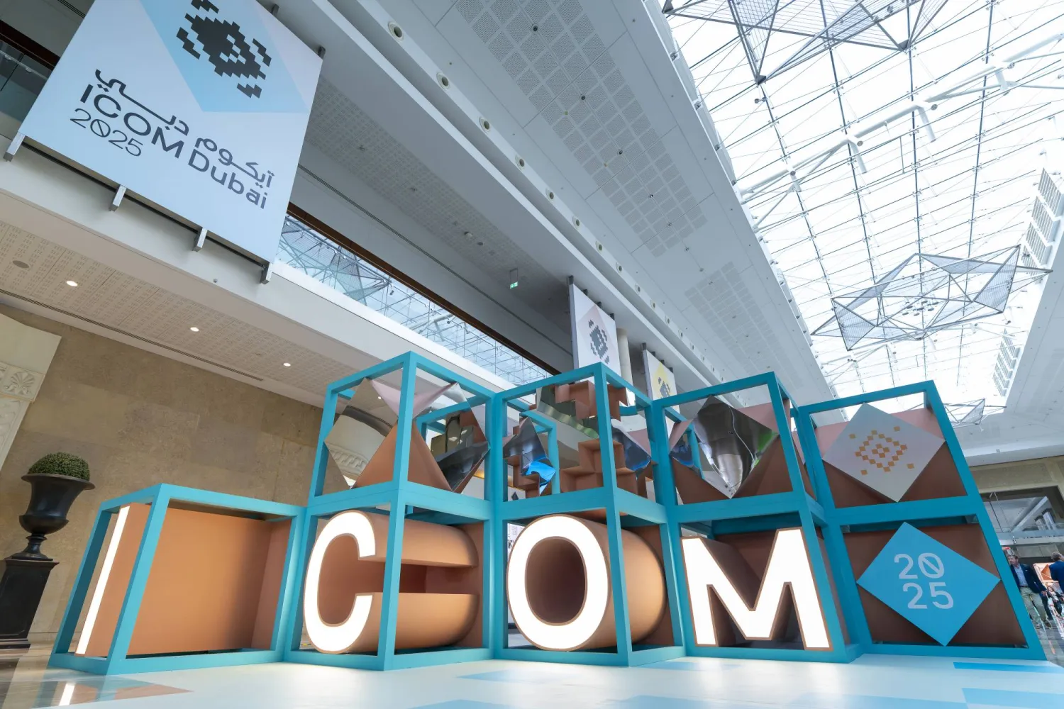 شعار المؤتمر العام السابع والعشرين للمجلس الدولي للمتاحف «آيكوم» في دبي (الشرق الأوسط)