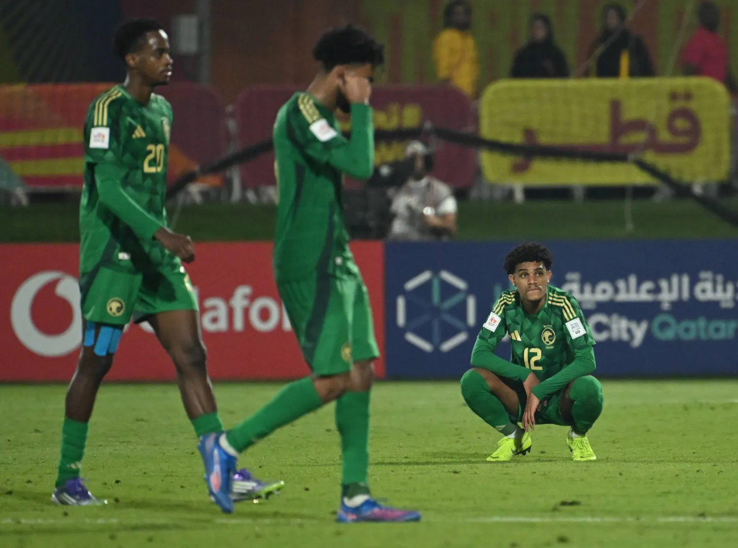 حسرة لاعبي المنتخب السعودي بعد الوداع المونديالي (تصوير: علي خمج) 