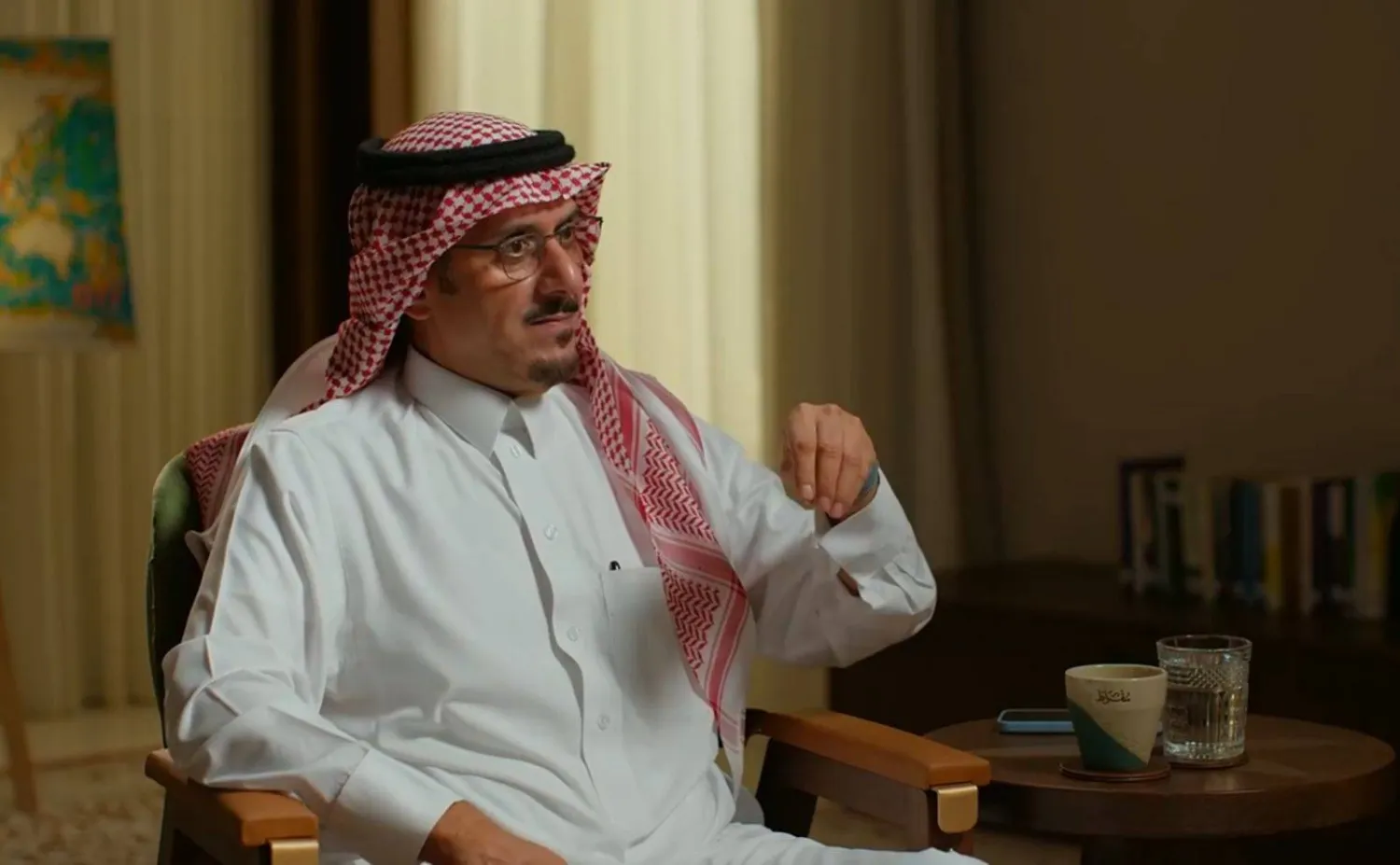 نواف بن سعد خلال حديثه لبودكاست «سقراط» (الشرق الأوسط)