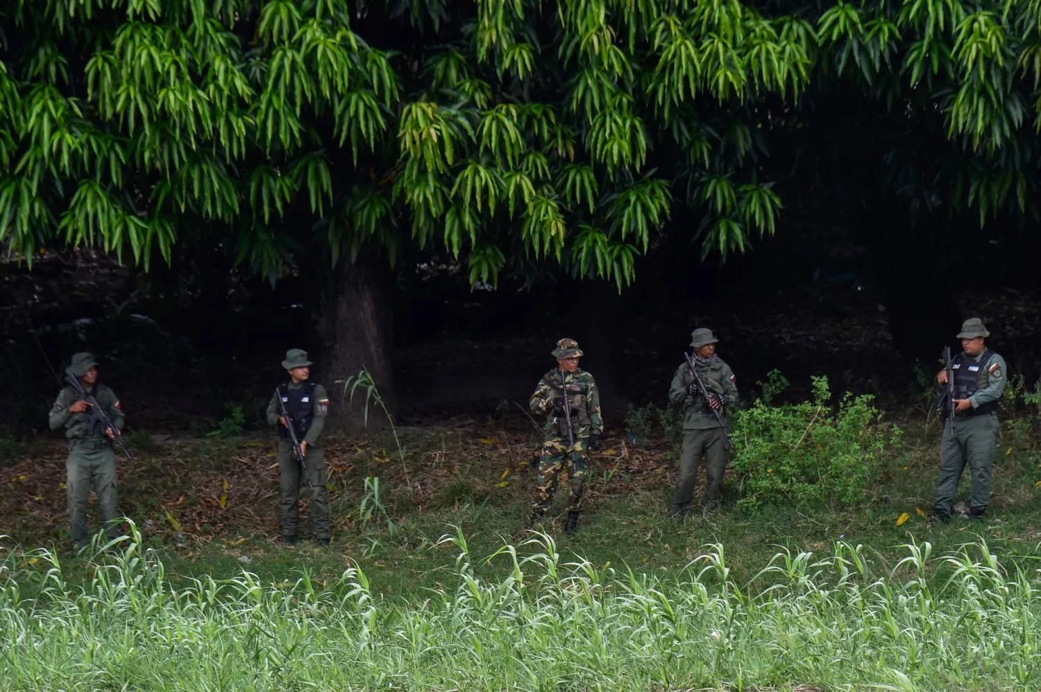 عناصر من الجيش الفنزويلي خلال دورية قرب جسر سيمون بوليفار الدولي على الحدود بين فنزويلا وكولومبيا (أ.ف.ب)