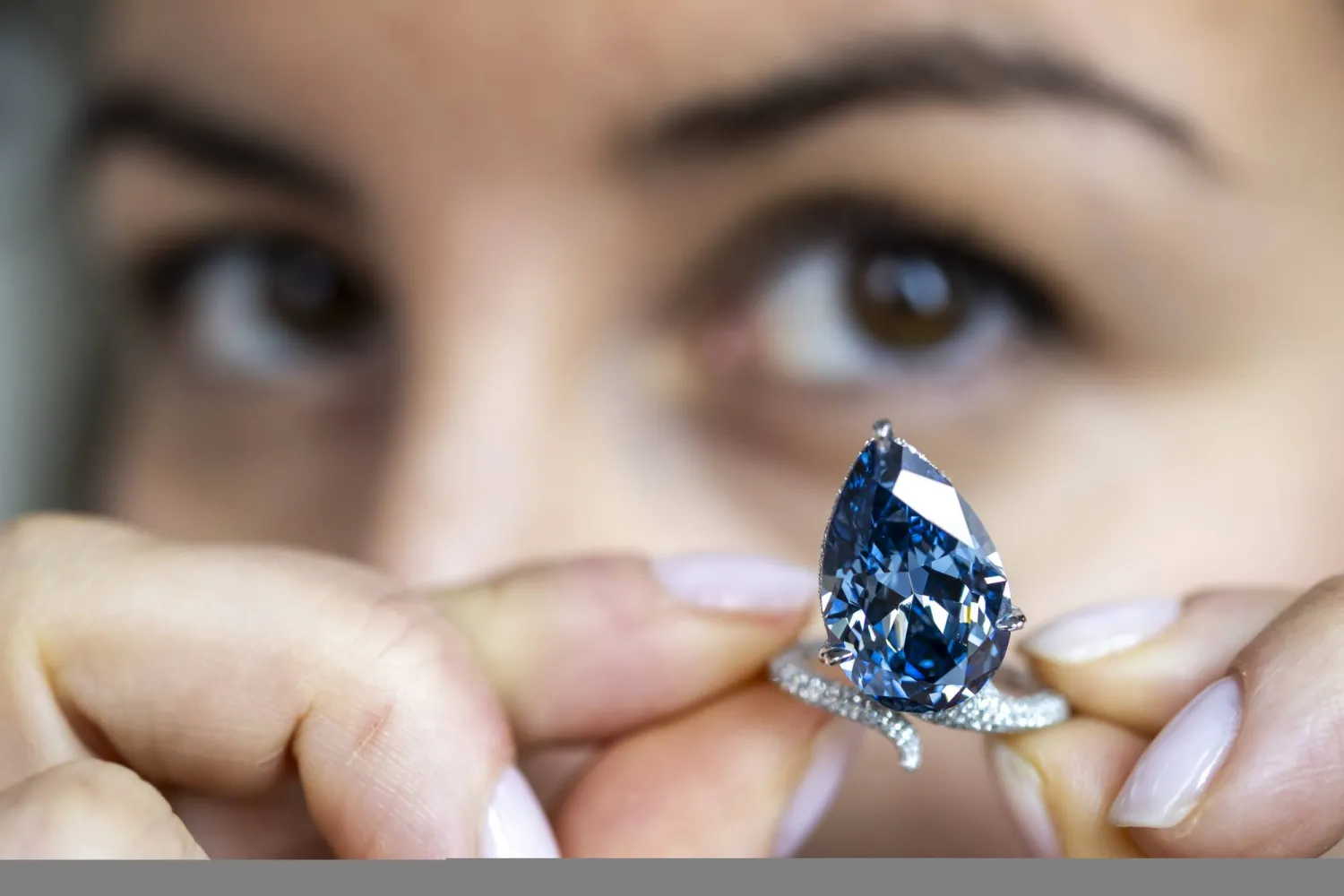 ماسة «ميلون بلو» الزرقاء خلال معاينة مسبقة في مقر دار «كريستيز» بجنيف (إ.ب.أ) 