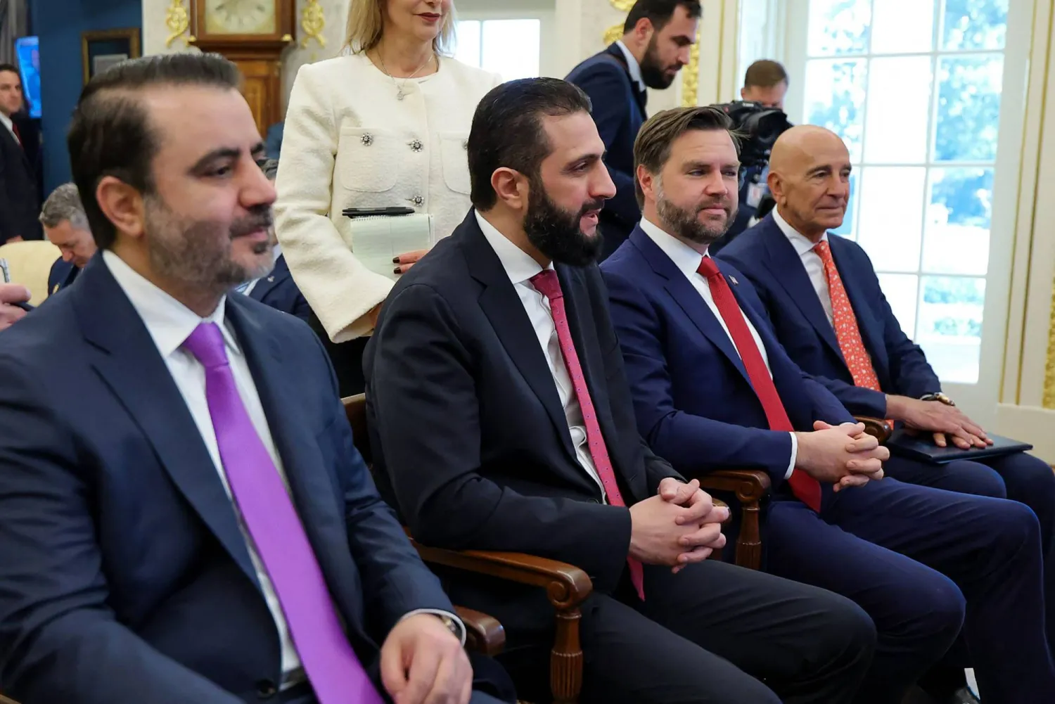 من اليسار: وزير الخارجية السوري أسعد الشيباني، الرئيس السوري أحمد الشرع، نائب الرئيس الأميركي جي دي فانس، المبعوث الأميركي إلى سوريا توم براك (أ.ف.ب)