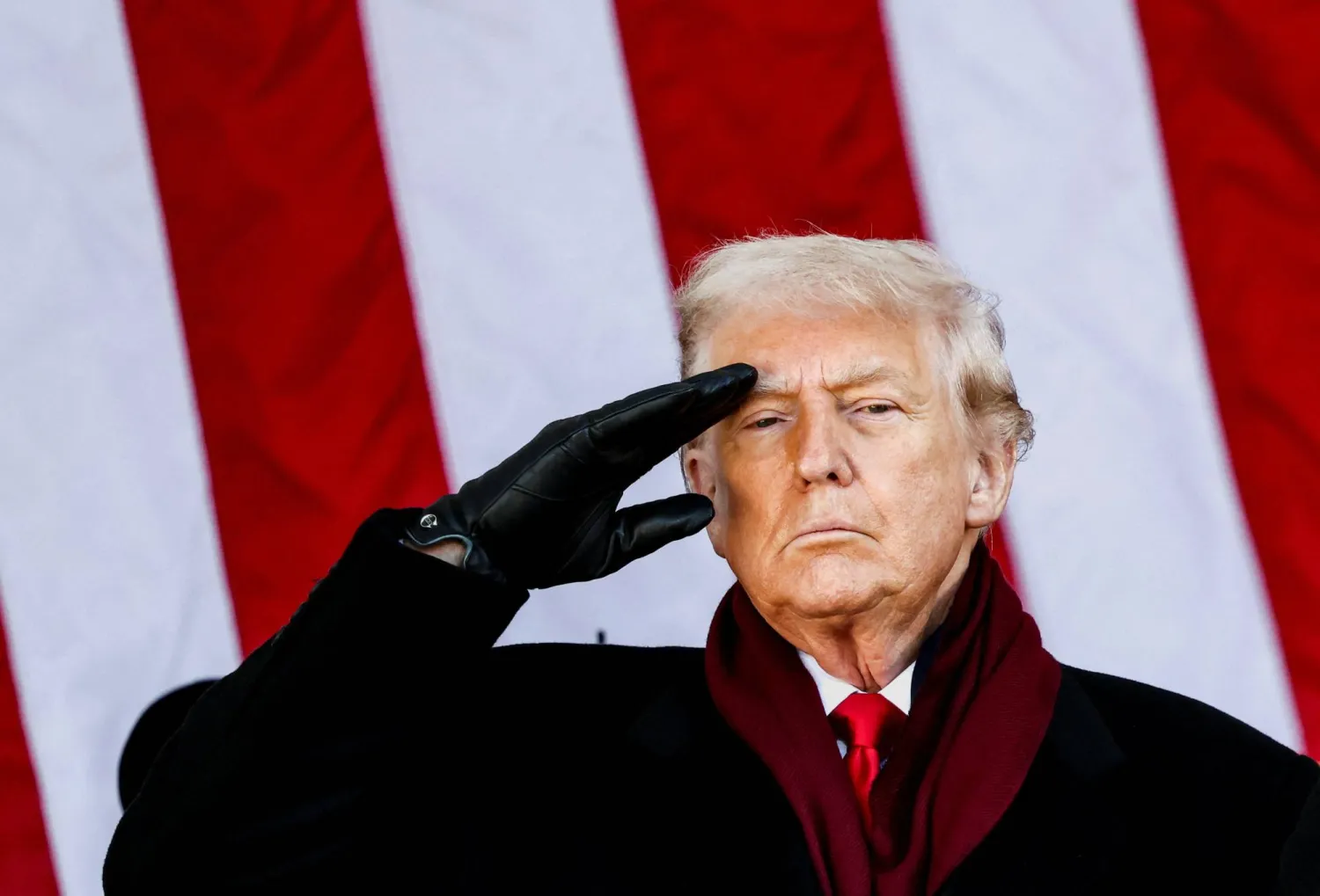 الرئيس الأميركي دونالد ترمب يُلقي التحية العسكرية في مقبرة أرلينغتون الوطنية بمناسبة يوم المحاربين القدامى (رويترز)