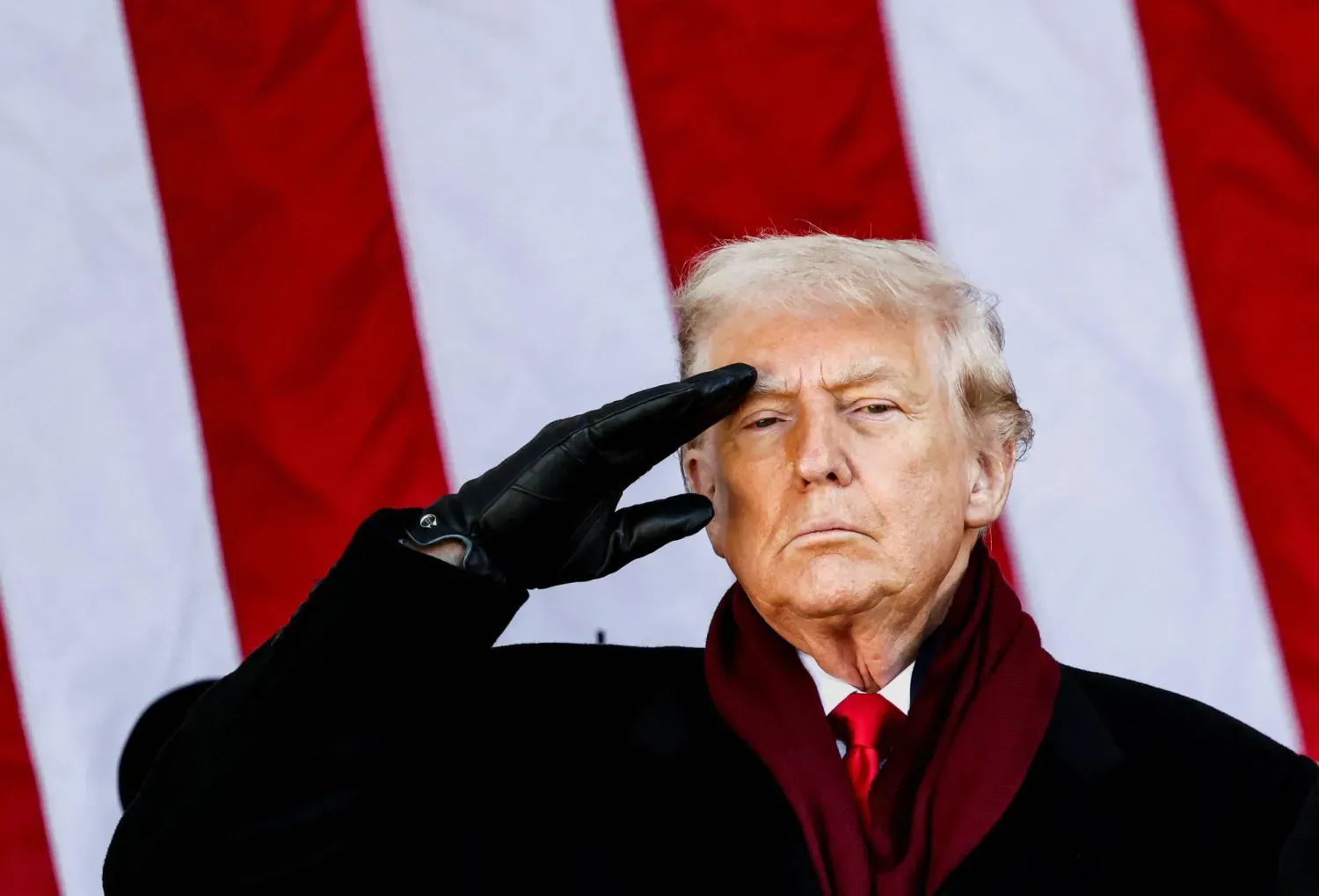 ABD Başkanı Donald Trump, Gaziler Günü'nde Arlington Ulusal Mezarlığı'nda askeri selam verdi (Reuters)