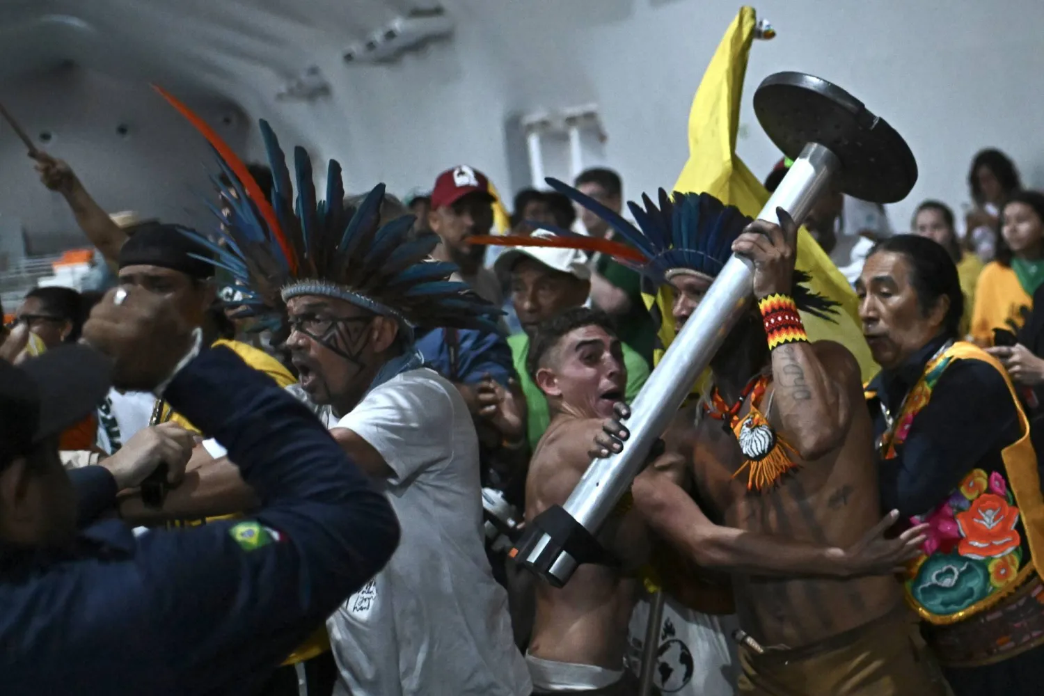 اشتبك متظاهرون مع قوات الأمن في محاولة لاقتحام مقر مؤتمر الأمم المتحدة لتغير المناخ «كوب 30» في بيليم بالبرازيل (إ.ب.أ)