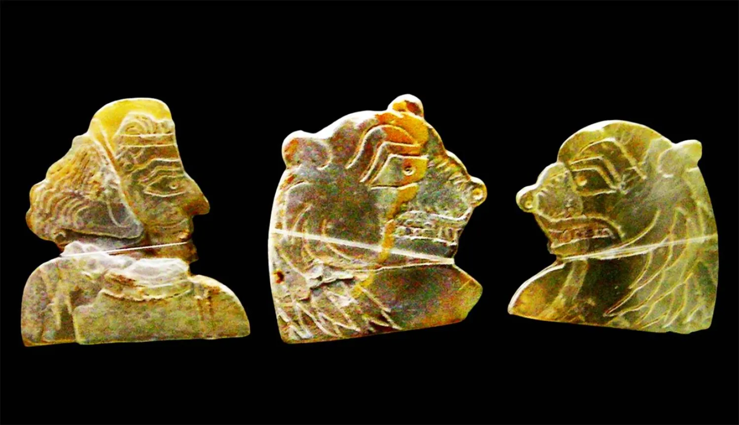 3 قطع منقوشة على صدف من عِرق اللؤلؤ مصدرها موقع مليحة في إمارة الشارقة