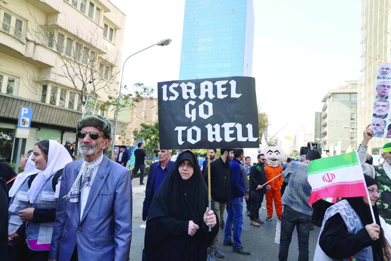 إيرانية تحمل لافتة كُتب عليها «فلتسقط إسرائيل» خلال إحياء الذكرى الـ46 لأزمة الرهائن الأميركيين بطهران 4 نوفمبر الحالي (أ.ف.ب)