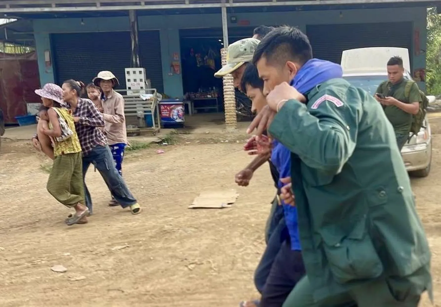 رجل كمبودي مصاب يتلقى المساعدة خلال اشتباكات في مقاطعة بانتياي مينشي (إ.ب.أ)