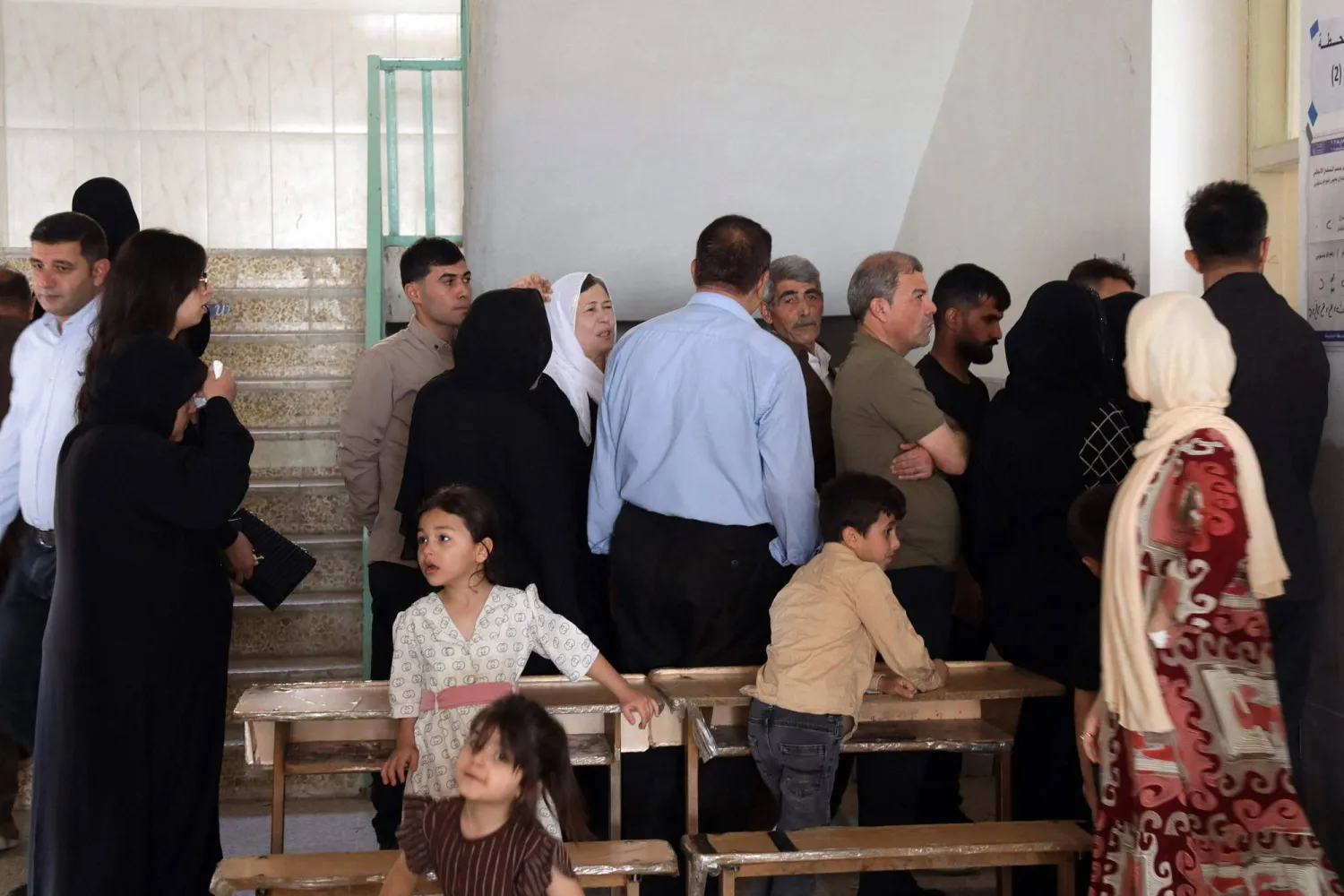 ناخبون في طابور داخل أحد مراكز الاقتراع في مدينة عقرة شمال أربيل في إقليم كردستان العراق (أ.ف.ب)