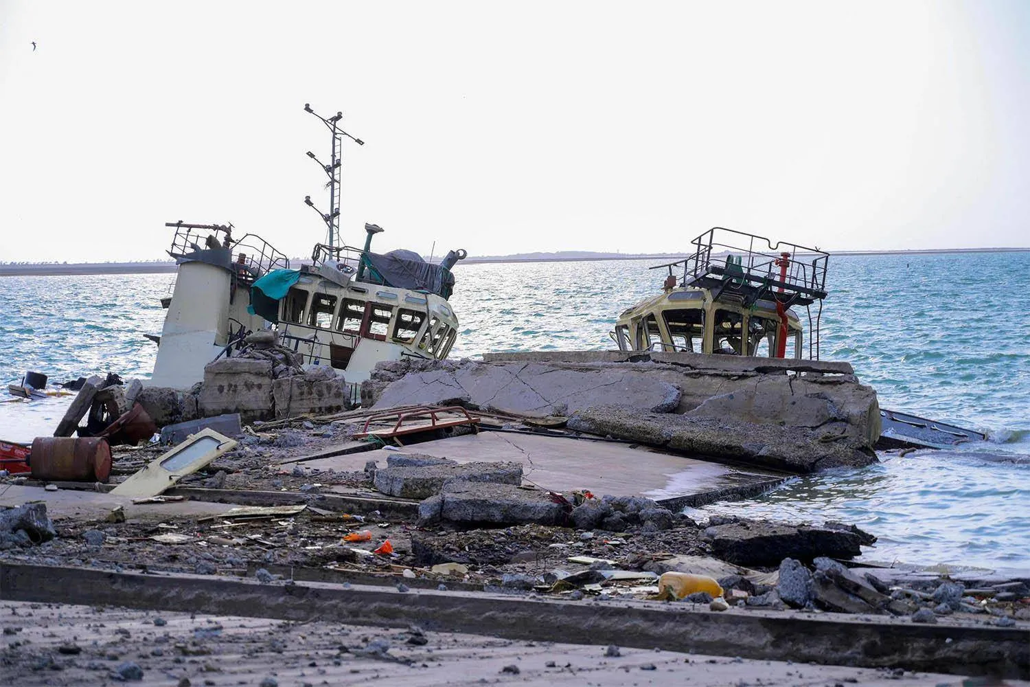 الحوثيون يعملون على إعادة تأهيل موانئ الحديدة لاستعادة قدرتهم على تمويل أنشطتهم العسكرية (أ.ف.ب)