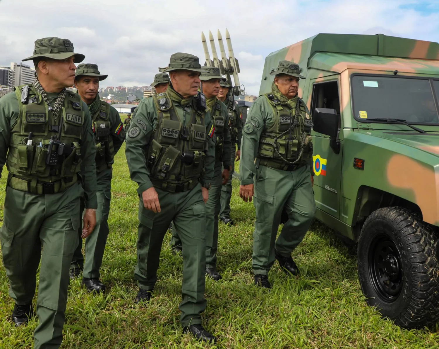 وزير الدفاع الفنزويلي فلاديمير بادرينو لوبيز وسط جنوده (أ.ف.ب)