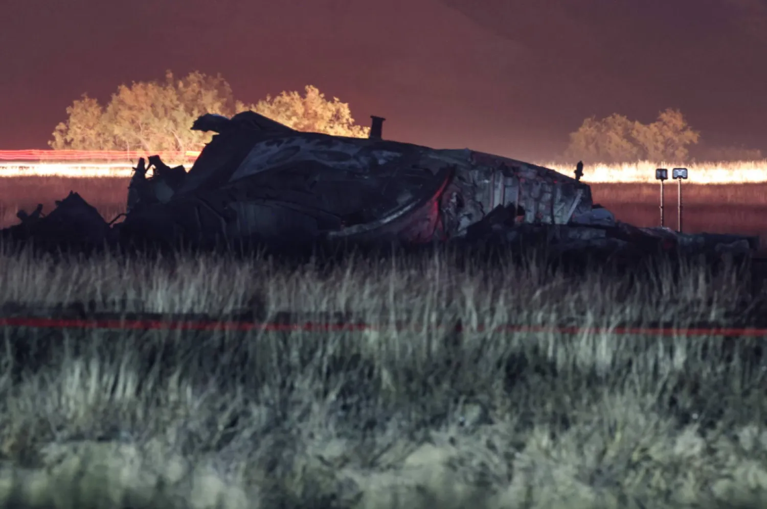 جانب من حطام طائرة الشحن العسكرية التركية من طراز «سي-130» في جورجيا (أ.ف.ب)