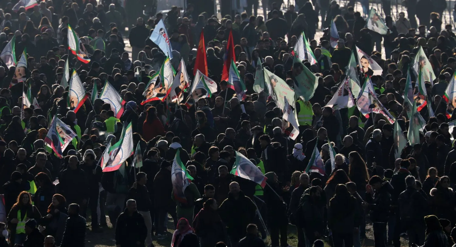 مظاهرة للأكراد في مدينة كولونيا الألمانية في 8 نوفمبر للمطالبة بإطلاق سراح زعيم حزب «العمال الكردستاني» عبد الله أوجلان (د.ب.أ)