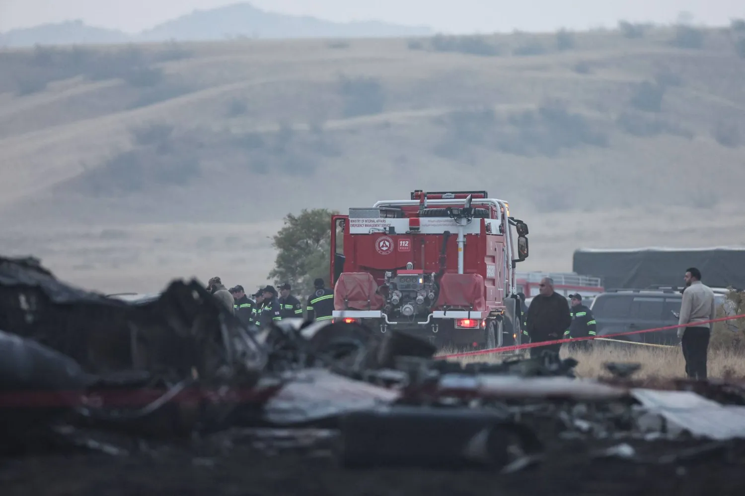 أفراد خدمات الطوارئ في موقع تحطم طائرة الشحن العسكرية التركية من طراز «C-130» في منطقة سيغناغي على الحدود الجورجية الأذربيجانية (أ.ف.ب)