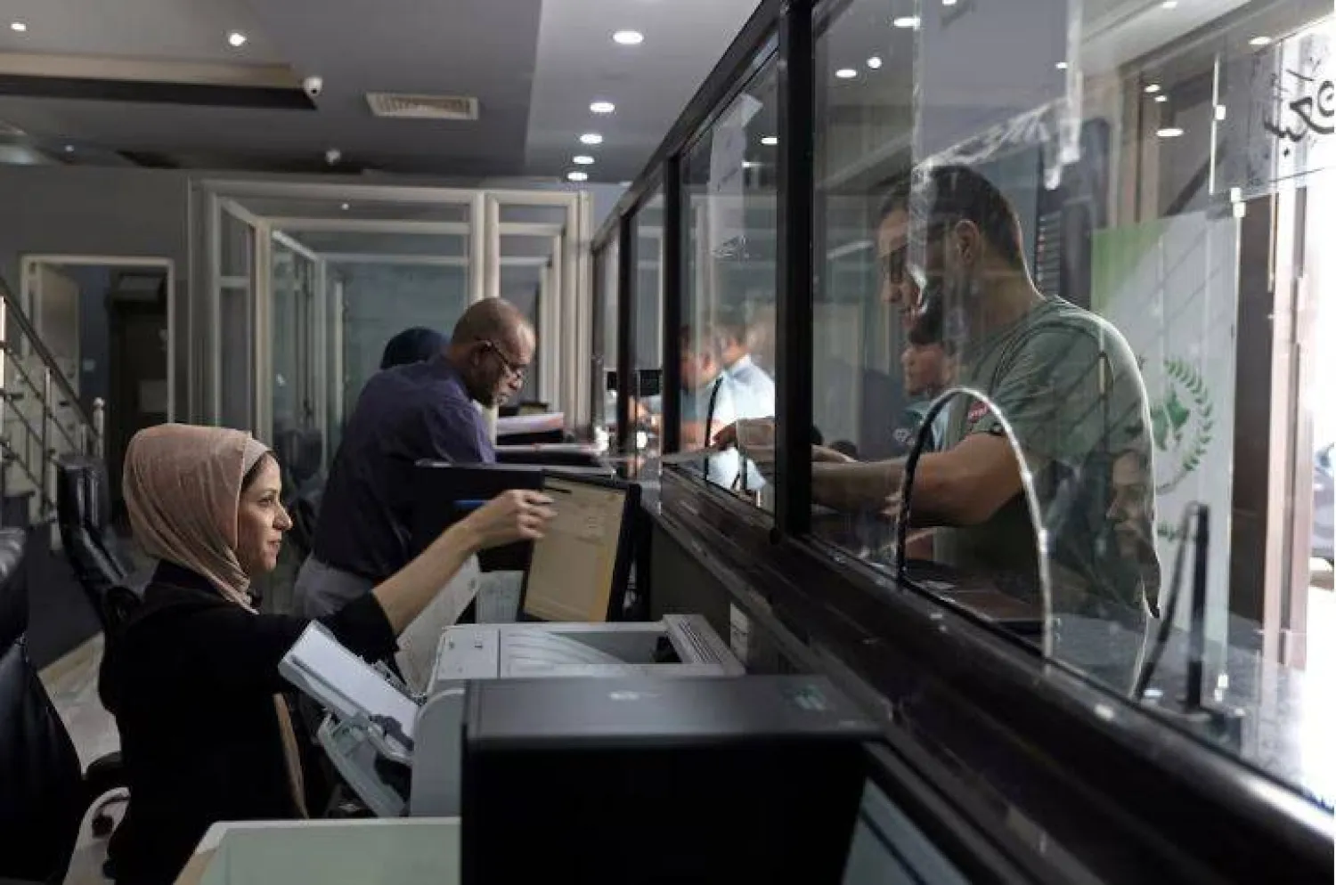  ليبي ينهي معاملة في أحد المصارف الليبية (أرشيفية - رويترز)