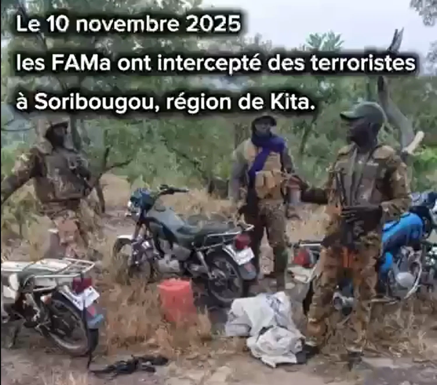 صورة من مقطع فيديو نشره الجيش المالي لجنوده وهم يفككون موقعاً تابعاً لتنظيم القاعدة (إعلام محلي)