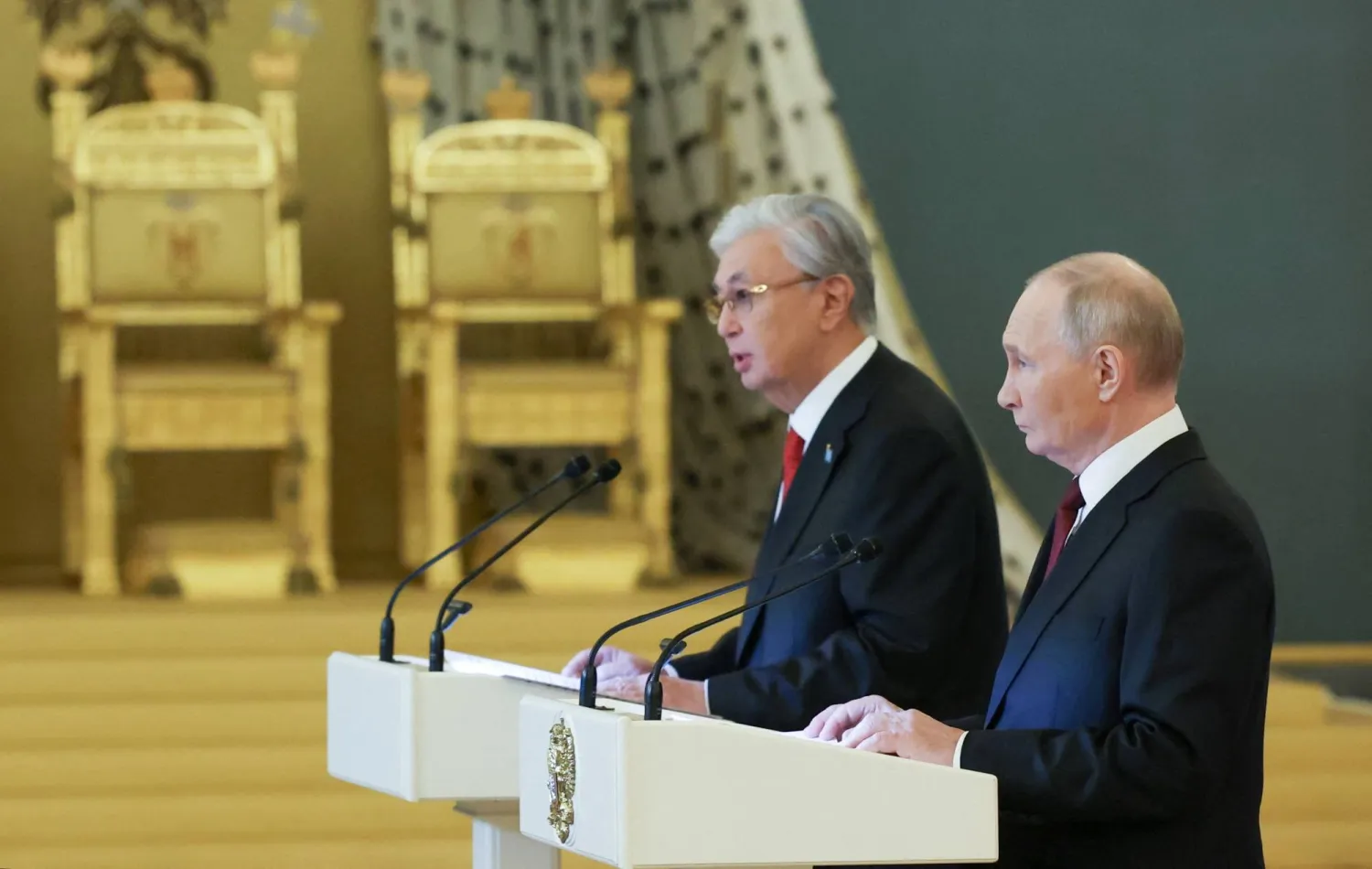 بوتين وتوكاييف يتحدثان إلى المشاركين في المنتدى الحادي والعشرين للتعاون الإقليمي بين روسيا وكازاخستان (رويترز)