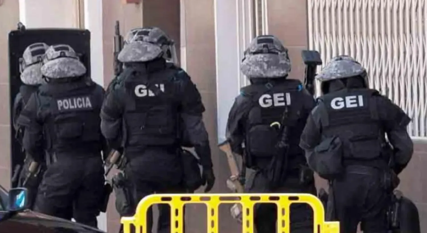 Several Mossos d'Esquadra SWAT police officers take part in the search of the residential building where the Algerian man lived in the town Cornella de Llobregat, in Barcelona, northeastern Spain, 20 August 2018. EPA/Alejandro Garcia