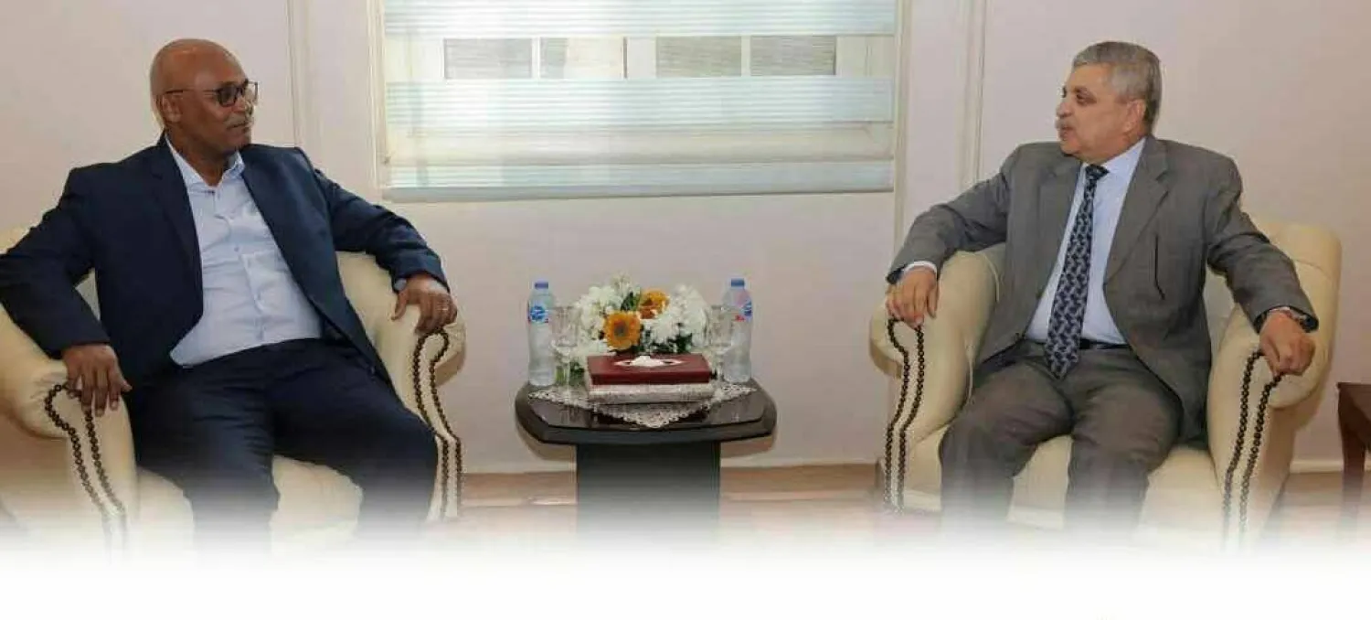 رئيس هيئة قناة السويس أسامة ربيع خلال استقباله المدير العام لهيئة المواني البحرية السودانية جيلاني محمد جيلاني (هيئة قناة السويس)