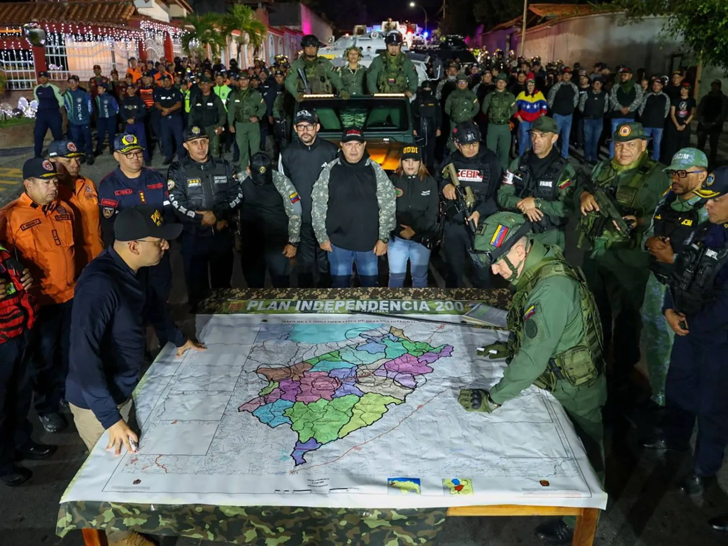 أعضاء في الميليشيا البوليفارية والقوات المسلحة يشاركون في مناورة عسكرية أمر بها الرئيس الفنزويلي نيكولاس مادورو في ميريدا يوم 11 نوفمبر (رويترز)