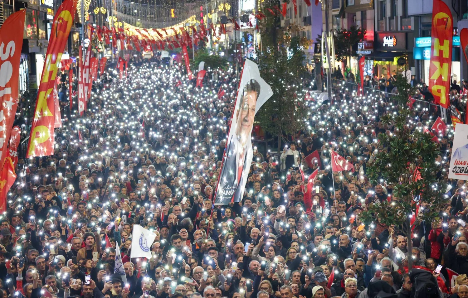 تجمع لأنصار حزب الشعب الجمهوري في منطقة عمرانية في إسطنبول 5 نوفمبر للمطالبة بإطلاق سراح أكرم إمام أوغلو (حزب الشعب الجمهوري - إكس)