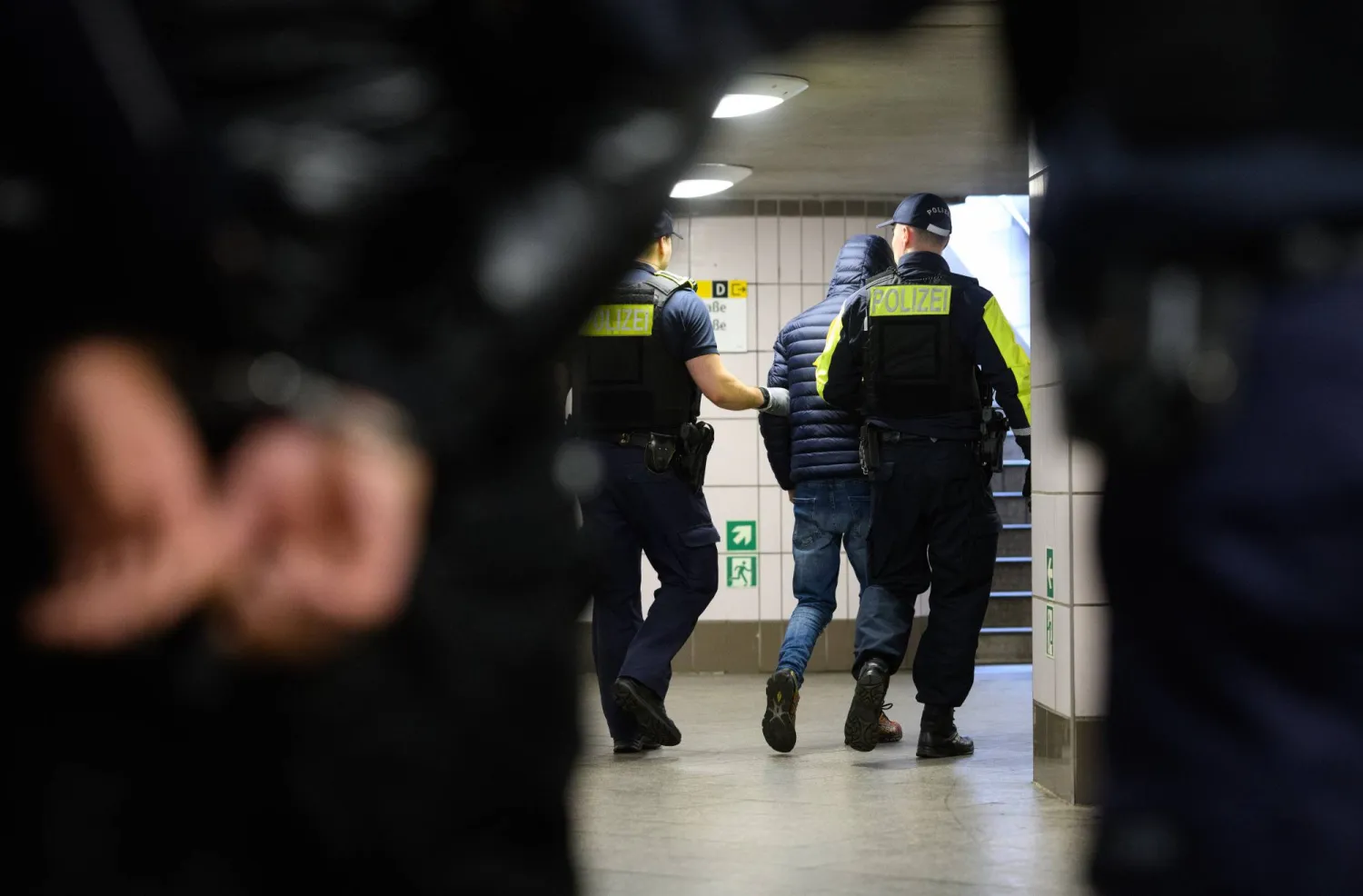 10 October 2025, Berlin: Police officers arrest a suspect in Kreuzberg. (dpa)