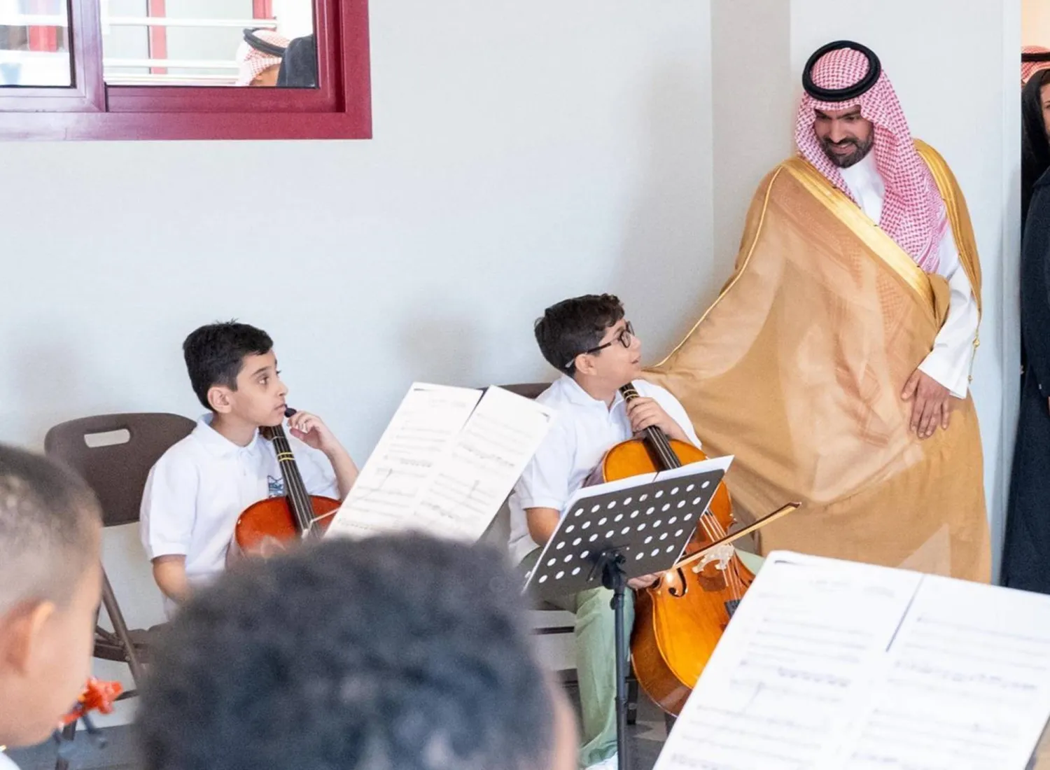 الأمير بدر بن عبد الله بن فرحان يلتقي طلبة أكاديمية آفاق للفنون والثقافة (واس)